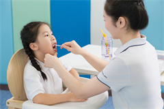 三歲小孩不會說話是什么原因？